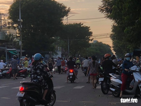 Đà Nẵng mở 4 điểm bán hàng bình ổn giá, người dân đi chợ từ 5h sáng - Ảnh 1. Đà Nẵng mở 4 điểm bán hàng bình ổn giá, người dân đi chợ từ 5h sáng - Ảnh 1.