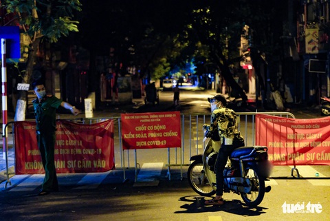 Một đoạn phố Đội Cấn, Hà Nội bị phong tỏa vì liên quan 16 ca COVID-19 - Ảnh 5. Một đoạn phố Đội Cấn, Hà Nội bị phong tỏa vì liên quan 16 ca COVID-19 - Ảnh 5.
