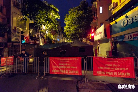 Một đoạn phố Đội Cấn, Hà Nội bị phong tỏa vì liên quan 16 ca COVID-19 - Ảnh 2. Một đoạn phố Đội Cấn, Hà Nội bị phong tỏa vì liên quan 16 ca COVID-19 - Ảnh 2.