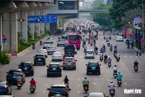 Đường phố Hà Nội tấp nập dù đang giãn cách theo chỉ thị 16 - Ảnh 3. Đường phố Hà Nội tấp nập dù đang giãn cách theo chỉ thị 16 - Ảnh 3.