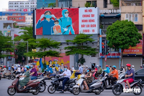 Đường phố Hà Nội tấp nập dù đang giãn cách theo chỉ thị 16 - Ảnh 2. Đường phố Hà Nội tấp nập dù đang giãn cách theo chỉ thị 16 - Ảnh 2.