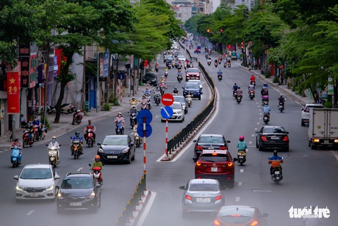 Đường phố Hà Nội tấp nập dù đang giãn cách theo chỉ thị 16 - Ảnh 4. Đường phố Hà Nội tấp nập dù đang giãn cách theo chỉ thị 16 - Ảnh 4.