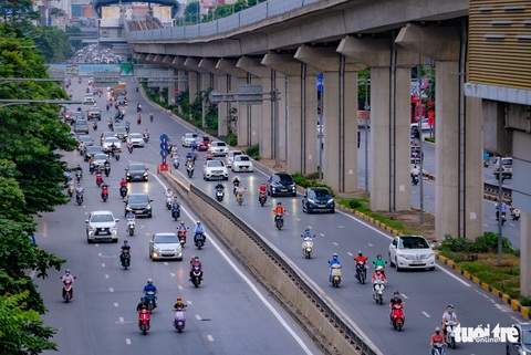 Đường phố Hà Nội tấp nập dù đang giãn cách theo chỉ thị 16 - Ảnh 1. Đường phố Hà Nội tấp nập dù đang giãn cách theo chỉ thị 16 - Ảnh 1.