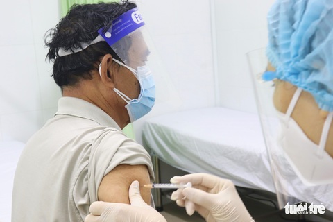 Hôm nay 13-8, TP.HCM bắt đầu tiêm vắc xin Vero Cell theo nhu cầu - Ảnh 1. Hôm nay 13-8, TP.HCM bắt đầu tiêm vắc xin Vero Cell theo nhu cầu - Ảnh 1.