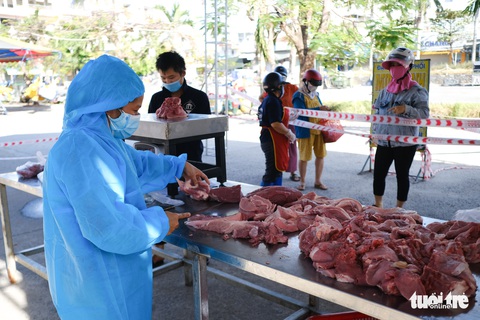 Đà Nẵng mở 4 điểm bán hàng bình ổn giá, người dân đi chợ từ 5h sáng - Ảnh 2. Đà Nẵng mở 4 điểm bán hàng bình ổn giá, người dân đi chợ từ 5h sáng - Ảnh 2.