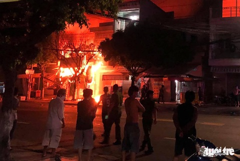 Công an An Giang cứu 5 người khỏi đám cháy lúc rạng sáng - Ảnh 1. Công an An Giang cứu 5 người khỏi đám cháy lúc rạng sáng - Ảnh 1.