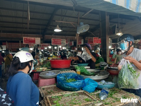 Đà Nẵng mở 4 điểm bán hàng bình ổn giá, người dân đi chợ từ 5h sáng - Ảnh 3. Đà Nẵng mở 4 điểm bán hàng bình ổn giá, người dân đi chợ từ 5h sáng - Ảnh 3.