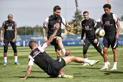 Video buổi tập đầu tiên của Messi tại PSG đạt gần nửa triệu lượt xem sau 1 giờ - Ảnh 2. Video buổi tập đầu tiên của Messi tại PSG đạt gần nửa triệu lượt xem sau 1 giờ - Ảnh 2.