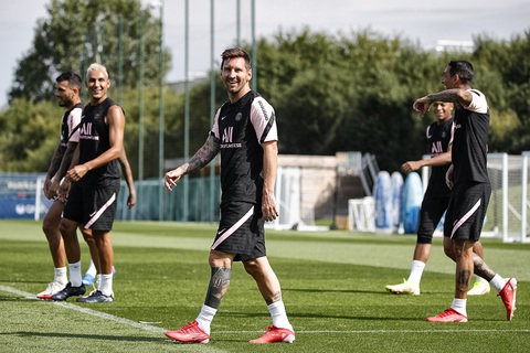 Video buổi tập đầu tiên của Messi tại PSG đạt gần nửa triệu lượt xem sau 1 giờ - Ảnh 5. Video buổi tập đầu tiên của Messi tại PSG đạt gần nửa triệu lượt xem sau 1 giờ - Ảnh 5.