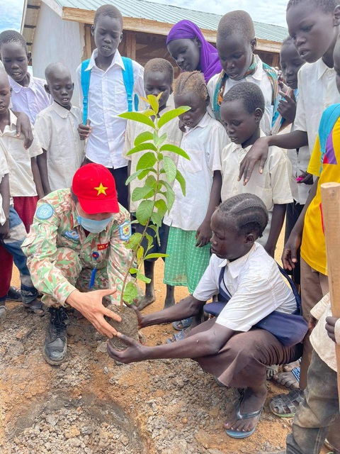 Chiến sĩ mũ nồi xanh trồng cây xanh ở Nam Sudan - Ảnh 2. Chiến sĩ mũ nồi xanh trồng cây xanh ở Nam Sudan - Ảnh 2.