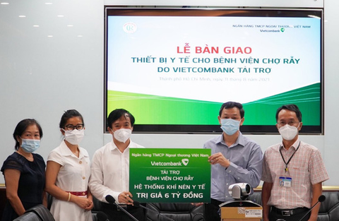 Vietcombank tặng trang thiết bị y tế cho 2 bệnh viện tuyến đầu của TP.HCM - Ảnh 1. Vietcombank tặng trang thiết bị y tế cho 2 bệnh viện tuyến đầu của TP.HCM - Ảnh 1.