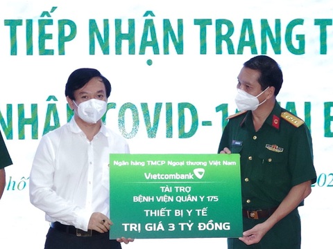 Vietcombank tặng trang thiết bị y tế cho 2 bệnh viện tuyến đầu của TP.HCM - Ảnh 2. Vietcombank tặng trang thiết bị y tế cho 2 bệnh viện tuyến đầu của TP.HCM - Ảnh 2.