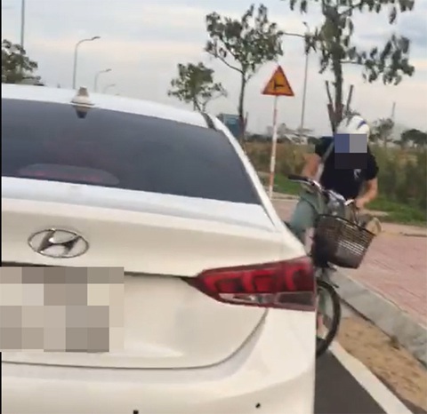 Trưởng ban HĐND ‘đi xem đất’ lúc giãn cách: Người phụ nữ đi cùng khai tên giả? - Ảnh 1. Trưởng ban HĐND ‘đi xem đất’ lúc giãn cách: Người phụ nữ đi cùng khai tên giả? - Ảnh 1.