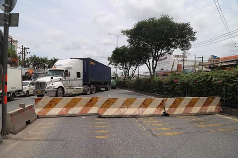 Dĩ An phải dỡ barie bêtông chắn quốc lộ 1 do xe ùn tắc kéo dài - Ảnh 1. Dĩ An phải dỡ barie bêtông chắn quốc lộ 1 do xe ùn tắc kéo dài - Ảnh 1.