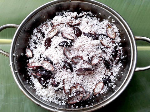 Dẻo thơm nếp nương quyện vị bùi bùi, ngọt ngọt của trám đen - Ảnh 4. Dẻo thơm nếp nương quyện vị bùi bùi, ngọt ngọt của trám đen - Ảnh 4.