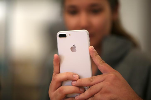 Người dùng chỉ trích, Apple nói rõ hơn vụ iPhone, máy tính nhận diện ảnh ấu dâm - Ảnh 1. Người dùng chỉ trích, Apple nói rõ hơn vụ iPhone, máy tính nhận diện ảnh ấu dâm - Ảnh 1.