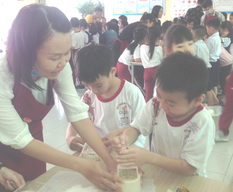 TP.HCM: Lo hồ sơ tuyển sinh đầu cấp ảo do người dân về quê tránh COVID-19 - Ảnh 1. TP.HCM: Lo hồ sơ tuyển sinh đầu cấp ảo do người dân về quê tránh COVID-19 - Ảnh 1.
