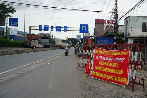 Dĩ An phải dỡ barie bêtông chắn quốc lộ 1 do xe ùn tắc kéo dài - Ảnh 2. Dĩ An phải dỡ barie bêtông chắn quốc lộ 1 do xe ùn tắc kéo dài - Ảnh 2.