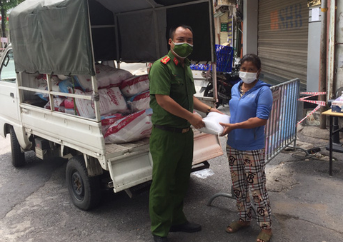 Tuổi trẻ công an thủ đô hỗ trợ 1.000 người lao động ngoại tỉnh khó khăn vì dịch - Ảnh 1. Tuổi trẻ công an thủ đô hỗ trợ 1.000 người lao động ngoại tỉnh khó khăn vì dịch - Ảnh 1.