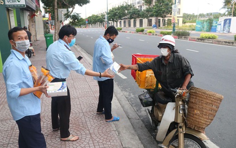 Chưa thấy tình nguyện viên nào dễ thương như chàng trai này - Ảnh 1. Chưa thấy tình nguyện viên nào dễ thương như chàng trai này - Ảnh 1.