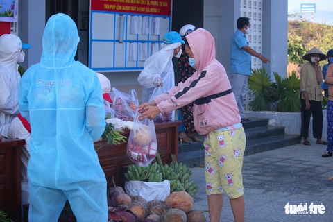 ‘Bà con mình ăn rau rừng, để dành chuối, bí, măng… gửi về Đà Nẵng chống dịch’ - Ảnh 13. ‘Bà con mình ăn rau rừng, để dành chuối, bí, măng… gửi về Đà Nẵng chống dịch’ - Ảnh 13.