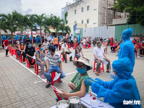 Ngắm ‘siêu xe’ tiêm vắc xin lưu động ở TP.HCM - Ảnh 8. Ngắm ‘siêu xe’ tiêm vắc xin lưu động ở TP.HCM - Ảnh 8.