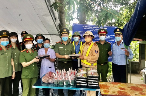 Công an Thái Bình triển khai ‘bữa cơm mang hương vị gia đình’ tại tuyến đầu chống dịch - Ảnh 5. Công an Thái Bình triển khai ‘bữa cơm mang hương vị gia đình’ tại tuyến đầu chống dịch - Ảnh 5.