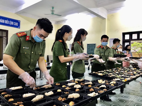 Công an Thái Bình triển khai ‘bữa cơm mang hương vị gia đình’ tại tuyến đầu chống dịch - Ảnh 1. Công an Thái Bình triển khai ‘bữa cơm mang hương vị gia đình’ tại tuyến đầu chống dịch - Ảnh 1.