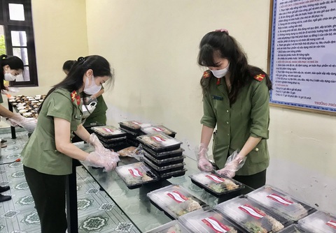 Công an Thái Bình triển khai ‘bữa cơm mang hương vị gia đình’ tại tuyến đầu chống dịch - Ảnh 3. Công an Thái Bình triển khai ‘bữa cơm mang hương vị gia đình’ tại tuyến đầu chống dịch - Ảnh 3.