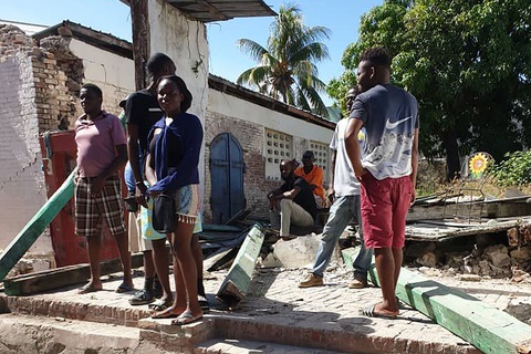 Chùm ảnh thảm họa động đất ở Haiti, hơn 300 người chết - Ảnh 2. Chùm ảnh thảm họa động đất ở Haiti, hơn 300 người chết - Ảnh 2.