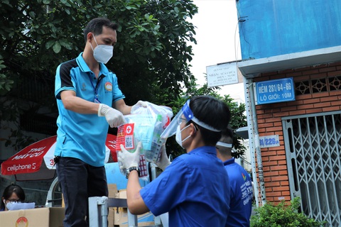 Gõ cửa nhà trao túi thuốc an sinh cho F0 - Ảnh 4. Gõ cửa nhà trao túi thuốc an sinh cho F0 - Ảnh 4.