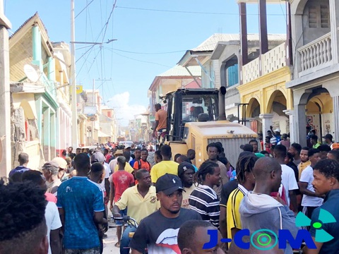 Chùm ảnh thảm họa động đất ở Haiti, hơn 300 người chết - Ảnh 3. Chùm ảnh thảm họa động đất ở Haiti, hơn 300 người chết - Ảnh 3.