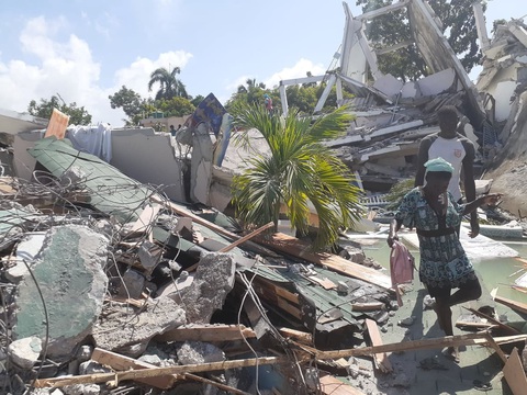 Chùm ảnh thảm họa động đất ở Haiti, hơn 300 người chết - Ảnh 4. Chùm ảnh thảm họa động đất ở Haiti, hơn 300 người chết - Ảnh 4.
