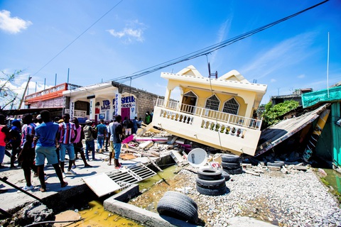 Chùm ảnh thảm họa động đất ở Haiti, hơn 300 người chết - Ảnh 5. Chùm ảnh thảm họa động đất ở Haiti, hơn 300 người chết - Ảnh 5.