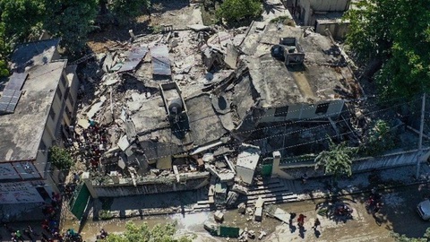 Chùm ảnh thảm họa động đất ở Haiti, hơn 300 người chết - Ảnh 7. Chùm ảnh thảm họa động đất ở Haiti, hơn 300 người chết - Ảnh 7.
