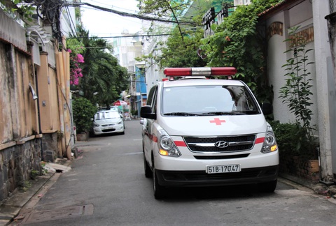 Nhân viên y tế đi xe máy đến tận nhà dân tiêm vắc xin COVID-19 - Ảnh 6. Nhân viên y tế đi xe máy đến tận nhà dân tiêm vắc xin COVID-19 - Ảnh 6.