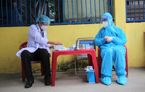 Nhân viên y tế đi xe máy đến tận nhà dân tiêm vắc xin COVID-19 - Ảnh 3. Nhân viên y tế đi xe máy đến tận nhà dân tiêm vắc xin COVID-19 - Ảnh 3.