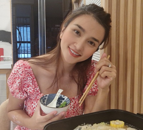 Mùa Vu Lan vào bếp nấu lẩu sữa đậu nành rau củ cùng diễn viên Kim Tuyến - Ảnh 1. Mùa Vu Lan vào bếp nấu lẩu sữa đậu nành rau củ cùng diễn viên Kim Tuyến - Ảnh 1.