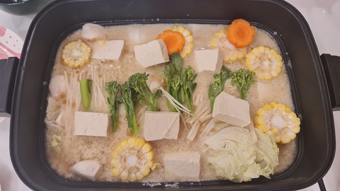 Mùa Vu Lan vào bếp nấu lẩu sữa đậu nành rau củ cùng diễn viên Kim Tuyến - Ảnh 5. Mùa Vu Lan vào bếp nấu lẩu sữa đậu nành rau củ cùng diễn viên Kim Tuyến - Ảnh 5.