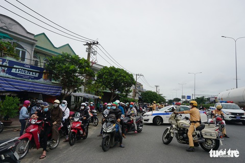 Người dân ùn ùn về quê, lực lượng tuần tra yêu cầu quay đầu - Ảnh 1. Người dân ùn ùn về quê, lực lượng tuần tra yêu cầu quay đầu - Ảnh 1.