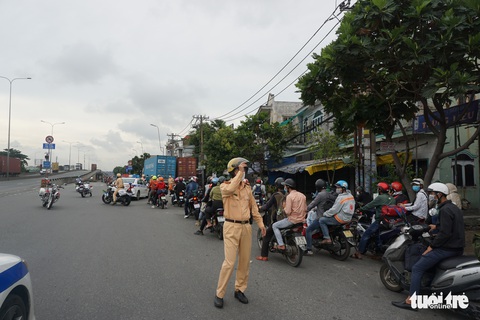 Người dân ùn ùn về quê, lực lượng tuần tra yêu cầu quay đầu - Ảnh 3. Người dân ùn ùn về quê, lực lượng tuần tra yêu cầu quay đầu - Ảnh 3.