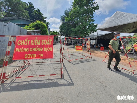 Người phụ nữ đánh, cắn công an tại chốt kiểm dịch ở Thủ Đức - Ảnh 1. Người phụ nữ đánh, cắn công an tại chốt kiểm dịch ở Thủ Đức - Ảnh 1.