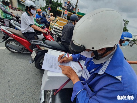 Khai báo di biến động dân cư ngày 15-8: Ùn ứ giảm nhưng vẫn đông - Ảnh 6. Khai báo di biến động dân cư ngày 15-8: Ùn ứ giảm nhưng vẫn đông - Ảnh 6.