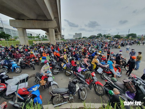Người dân ùn ùn về quê, lực lượng tuần tra yêu cầu quay đầu - Ảnh 5. Người dân ùn ùn về quê, lực lượng tuần tra yêu cầu quay đầu - Ảnh 5.