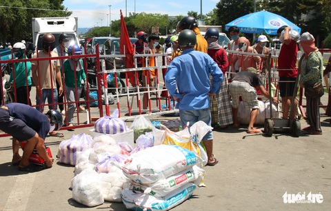 Gói ghém gạo, rau củ quả gửi người thân ở Đà Nẵng trước giờ ai ở đâu ở đó - Ảnh 1. Gói ghém gạo, rau củ quả gửi người thân ở Đà Nẵng trước giờ ai ở đâu ở đó - Ảnh 1.