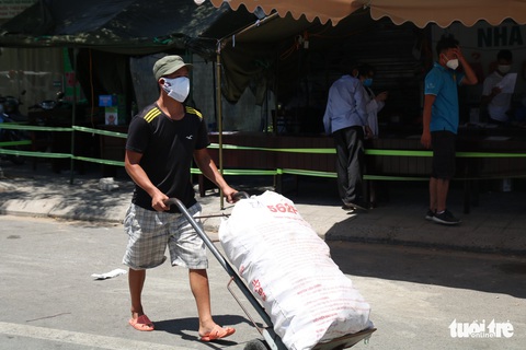 Gói ghém gạo, rau củ quả gửi người thân ở Đà Nẵng trước giờ ai ở đâu ở đó - Ảnh 9. Gói ghém gạo, rau củ quả gửi người thân ở Đà Nẵng trước giờ ai ở đâu ở đó - Ảnh 9.