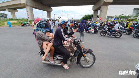 TP.HCM: Hàng trăm người tự ý về quê được khuyên quay lại nơi tạm trú, lên danh sách hỗ trợ - Ảnh 3. TP.HCM: Hàng trăm người tự ý về quê được khuyên quay lại nơi tạm trú, lên danh sách hỗ trợ - Ảnh 3.