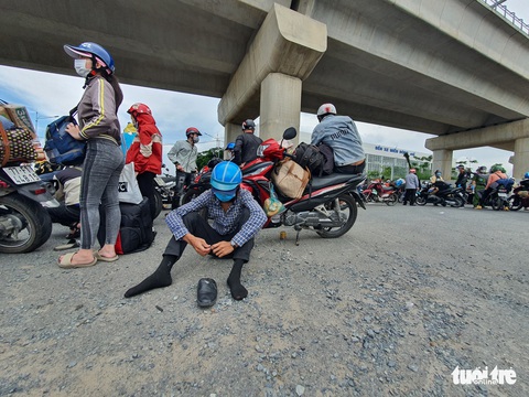 TP.HCM: Hàng trăm người tự ý về quê được khuyên quay lại nơi tạm trú, lên danh sách hỗ trợ - Ảnh 2. TP.HCM: Hàng trăm người tự ý về quê được khuyên quay lại nơi tạm trú, lên danh sách hỗ trợ - Ảnh 2.