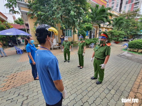 Văn phòng Cơ quan CSĐT Bộ Công an phía Nam hỗ trợ nhu yếu phẩm cho bà con khó khăn - Ảnh 2. Văn phòng Cơ quan CSĐT Bộ Công an phía Nam hỗ trợ nhu yếu phẩm cho bà con khó khăn - Ảnh 2.