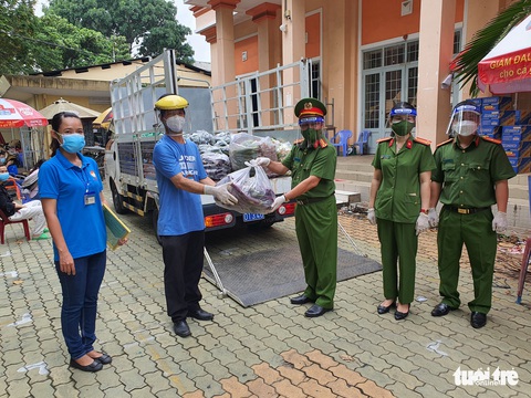 Văn phòng Cơ quan CSĐT Bộ Công an phía Nam hỗ trợ nhu yếu phẩm cho bà con khó khăn - Ảnh 3. Văn phòng Cơ quan CSĐT Bộ Công an phía Nam hỗ trợ nhu yếu phẩm cho bà con khó khăn - Ảnh 3.